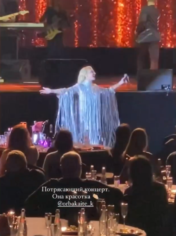 Орбакайте упала на сцене видео в петербурге. Пугачева в балахоне на сцене. Образы Пугачевой на сцене. Орбакайте в образе Пугачевой.